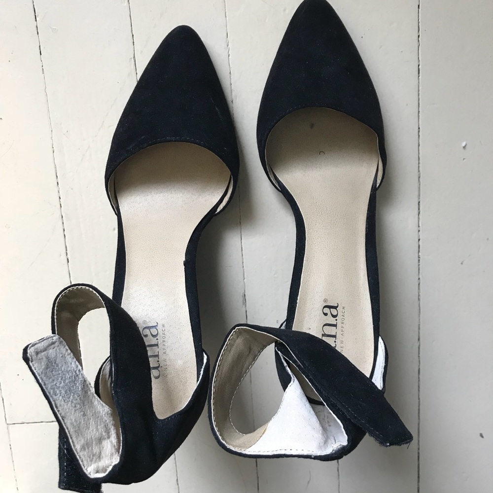 Pointed, black, wedged heels